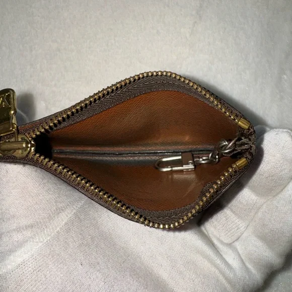 ❌❌SOLD❌❌100% Authentic Louis Vuitton Key Cles. - Picture 16 of 16